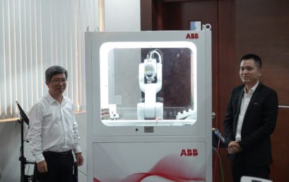 ABB VIETNAM PRESENTED AN 8-BILLION-VND ROBOT STATION TO IU