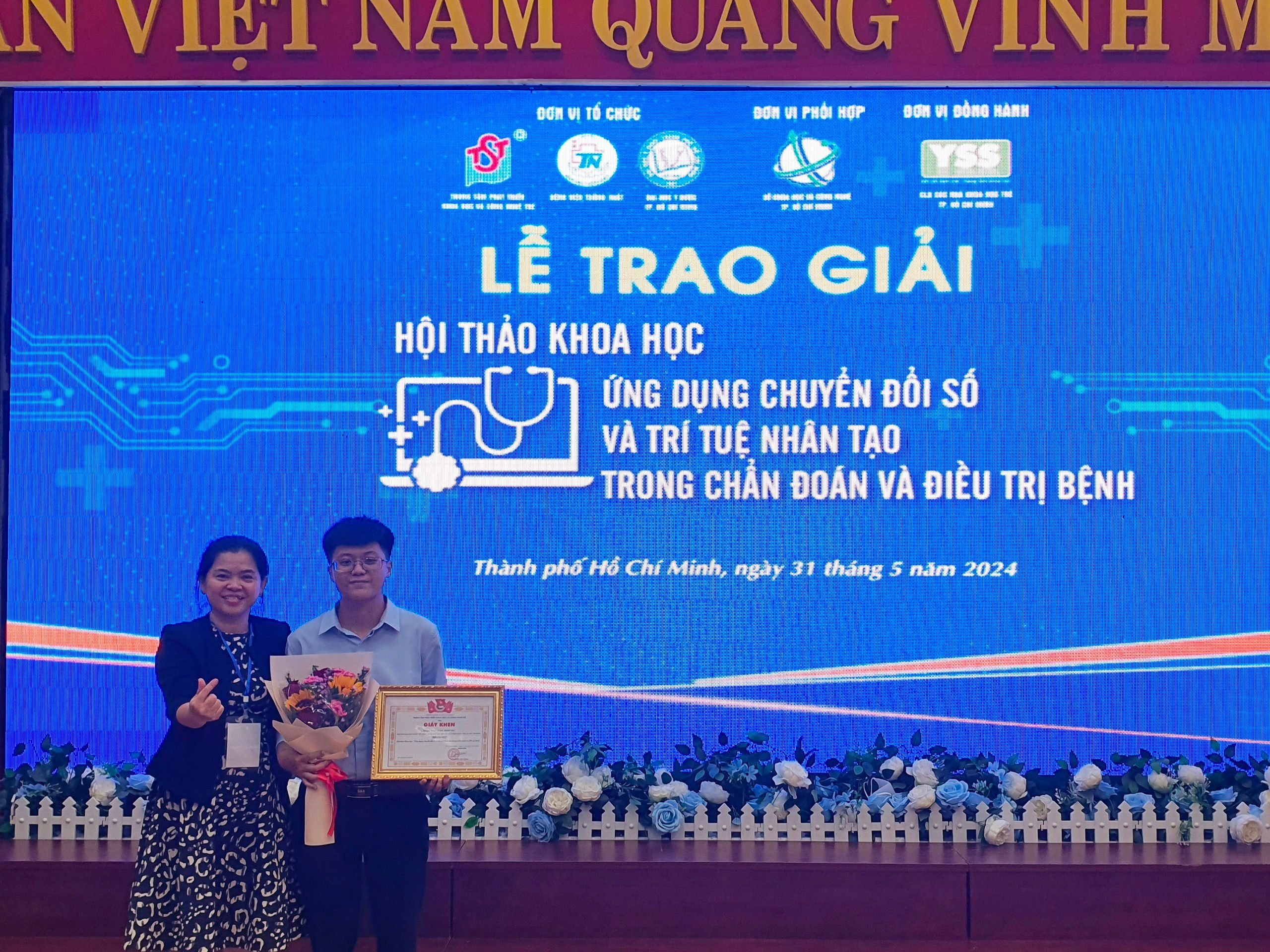 SINH VIÊN TRƯỜNG ĐH QUỐC TẾ ĐẠT GIẢI NHẤT HỘI THẢO KHOA HỌC “ỨNG DỤNG CHUYỂN ĐỔI SỐ VÀ TRÍ TUỆ NHÂN TẠO TRONG CHẨN ĐOÁN VÀ ĐIỀU TRỊ BỆNH”