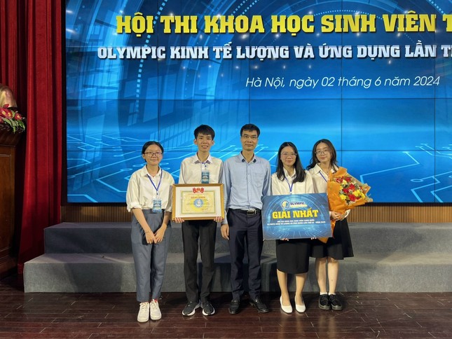 Nhóm sinh viên trường ĐH Quốc tế chinh phục giải cao tại cuộc thi ‘Olympic Kinh tế lượng và ứng dụng’